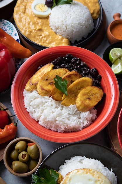 Zwarte bonen en witte rijst met gebakken plantains bananen Cubaans Venezolaans eten