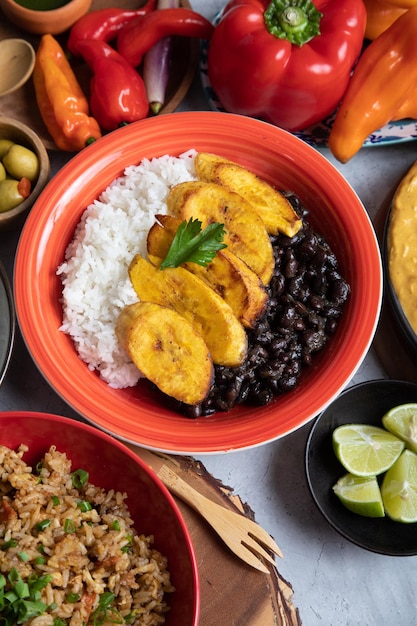 Zwarte bonen en witte rijst met gebakken plantains bananen Cubaans Venezolaans eten