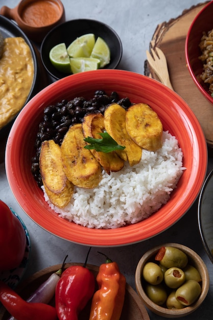 Zwarte bonen en witte rijst met gebakken plantains bananen Cubaans Venezolaans eten