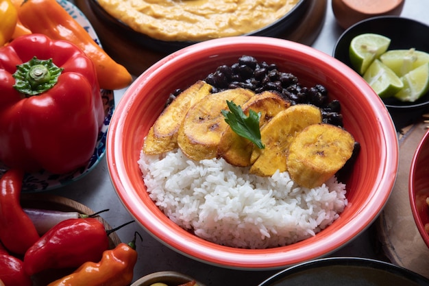 Zwarte bonen en witte rijst met gebakken plantains bananen Cubaans Venezolaans eten