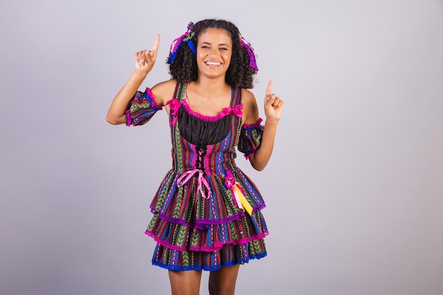 Zwarte Braziliaanse vrouw die festa junina-kleding draagt Fellowship of Saint John Arraial danst