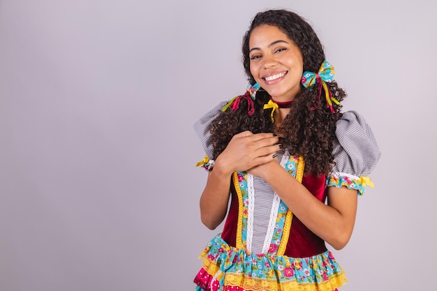 Foto zwarte braziliaanse vrouw die verbroedering in feestkleding van juni draagt in naam van sao joao arraial hartendankbaarheid