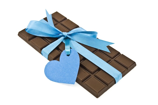 Zwarte chocolade met blauw lint en labelhart