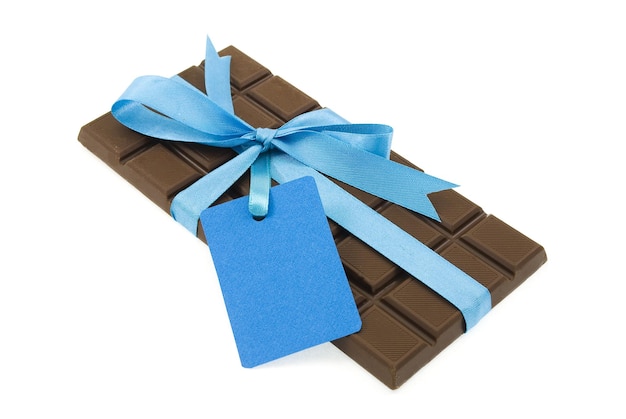 Zwarte chocolade met blauw lint en tag