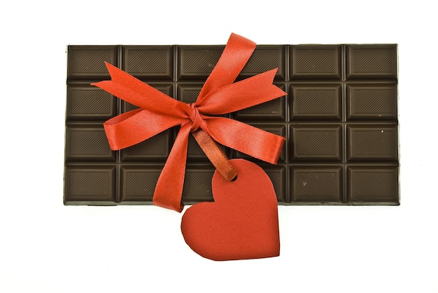 Zwarte chocolade met rood lint en labelhart