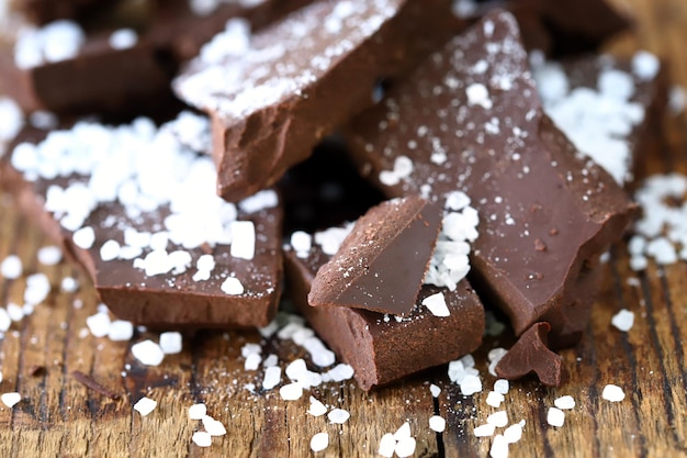 Zwarte chocolade met zout op een houten ondergrond