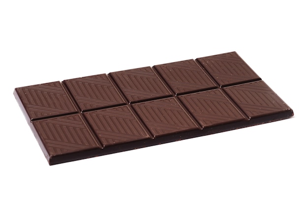 Zwarte chocoladereep geïsoleerd op een witte achtergrond.