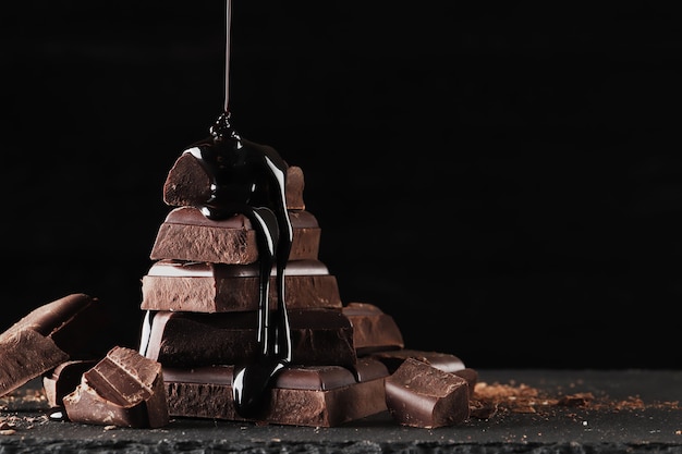 Zwarte chocoladesuikerglazuur wordt op de chocolade gegoten