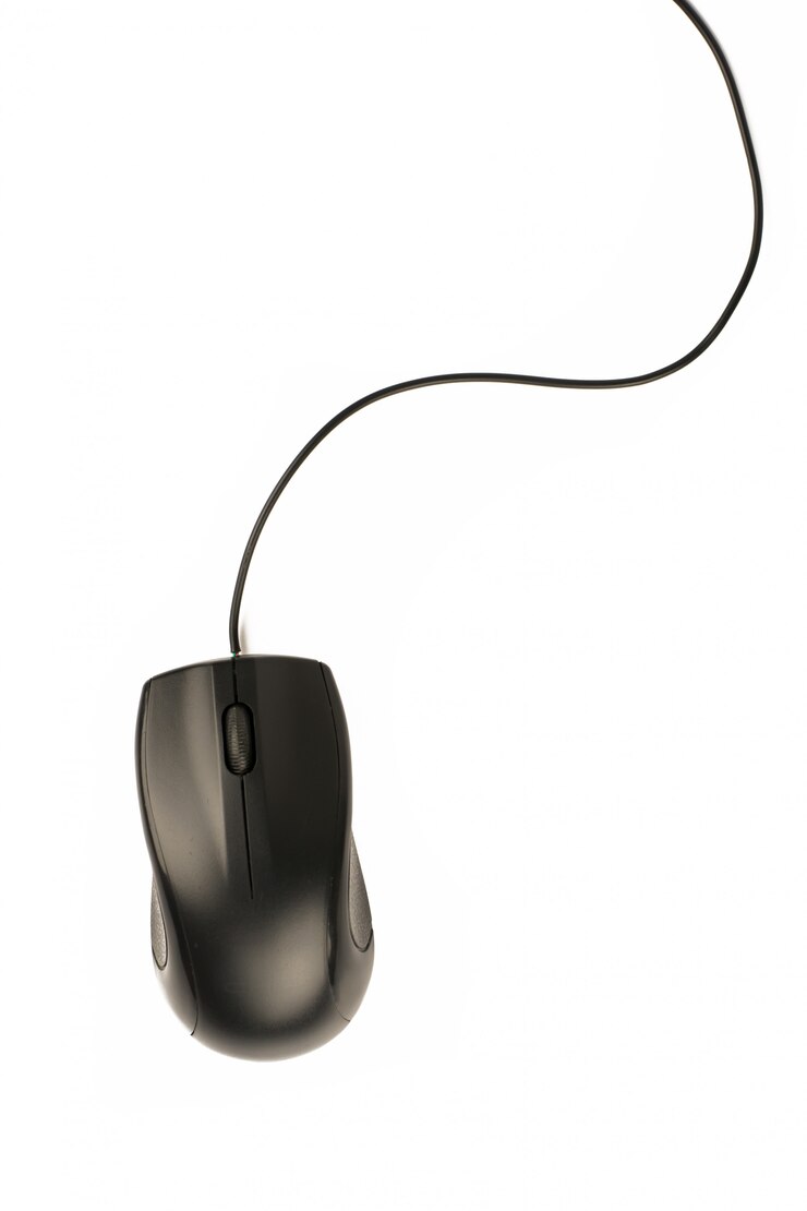 Zwarte computermuis die op witte achtergrond wordt geïsoleerd.
