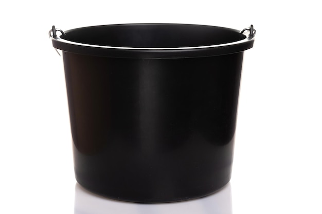 Foto zwarte constructie plastic emmer met een metalen handvat op een witte geïsoleerde achtergrond