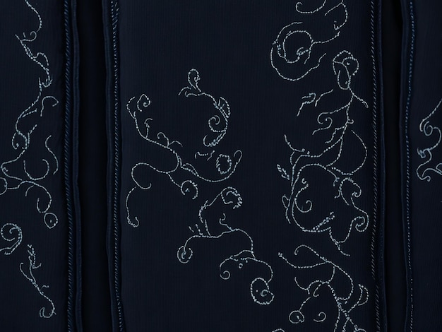 Zwarte denim achtergrond met kanten randen en klein leren label Donkergrijze denim jeansstoftextuur en vintage kanten tape