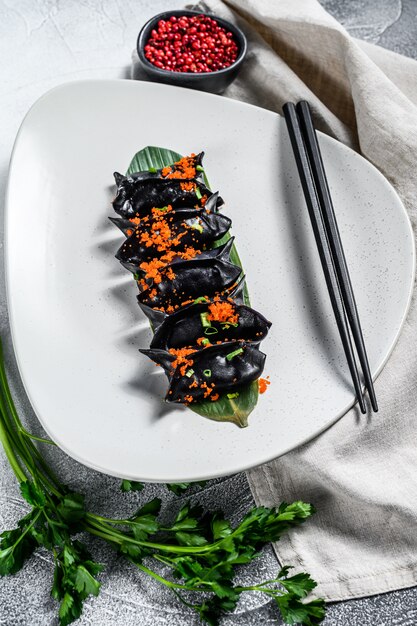 Zwarte dim sum knoedels. Aziatische keuken. Bovenaanzicht