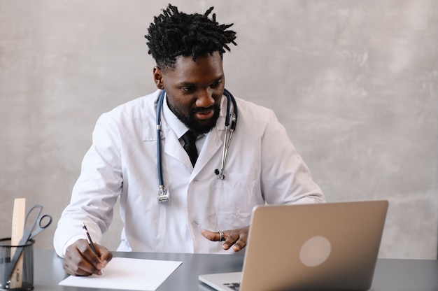 Zwarte dokter. Telegeneeskunde het gebruik van de computer