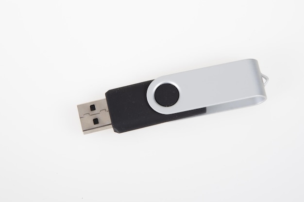Zwarte draaiende usb-stick flash drive mock-up voor reclamemerk op witte achtergrond