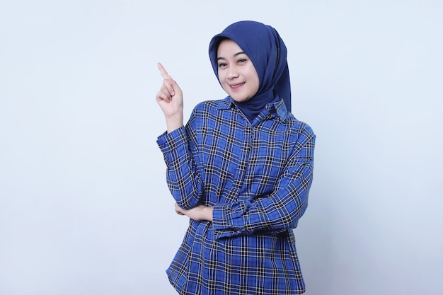 Zwarte dragen hijab aziatische vrouw die gelukkig lacht met vinger wijzend geïsoleerd op lichte witte banner achtergrond