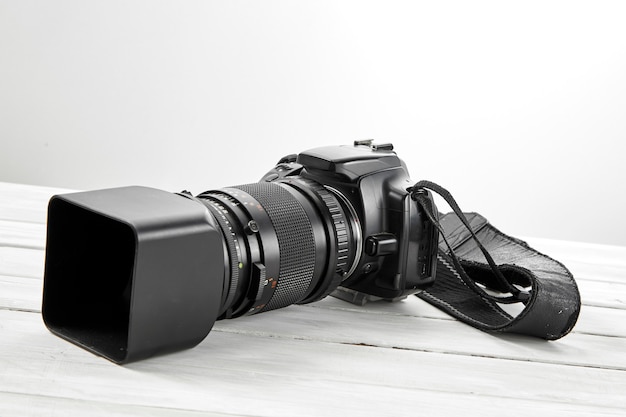 ZWARTE DSLR-camera met telelens
