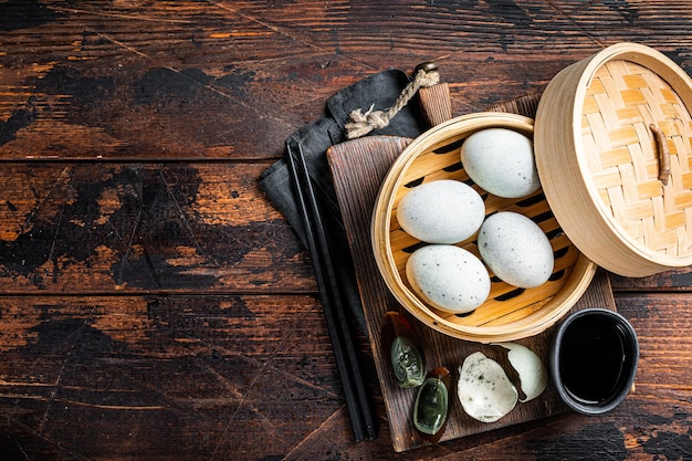 Zwarte Eeuwse eieren geconserveerd eendenei Chinese keuken Houten achtergrond Bovenaanzicht Kopieer ruimte