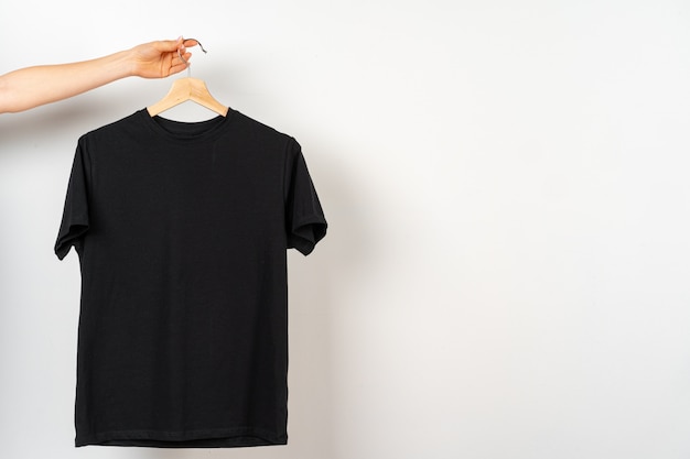 Zwarte effen t-shirt opknoping op een hanger, kopie ruimte