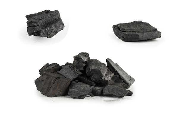 Zwarte eiken kolen geïsoleerd op witte achtergrond