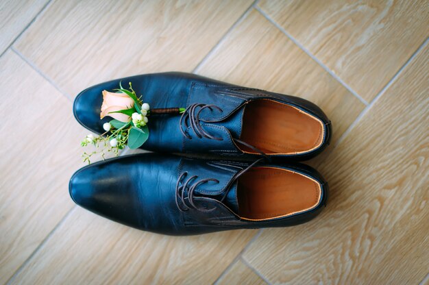 Zwarte elegante leren schoenen met een roos