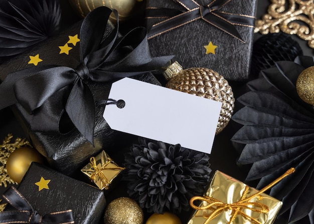 Zwarte en gouden kerstcadeaudozen en ornamenten horizontale cadeaulabel Mockup