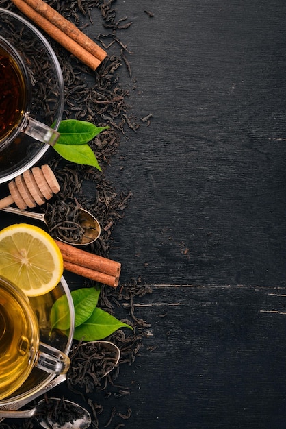 Zwarte en groene thee met citroenhoning, kaneel en gember Warme drank Bovenaanzicht Kopieer de ruimte