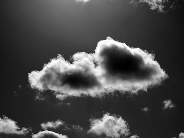 Zwarte en witte wolken op de achtergrond