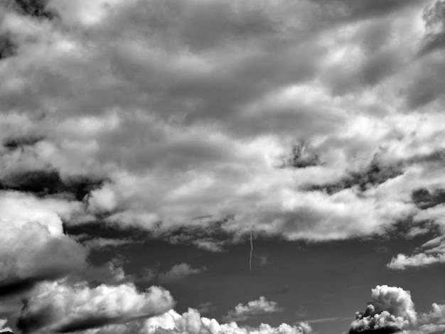 Zwarte en witte wolken op de achtergrond