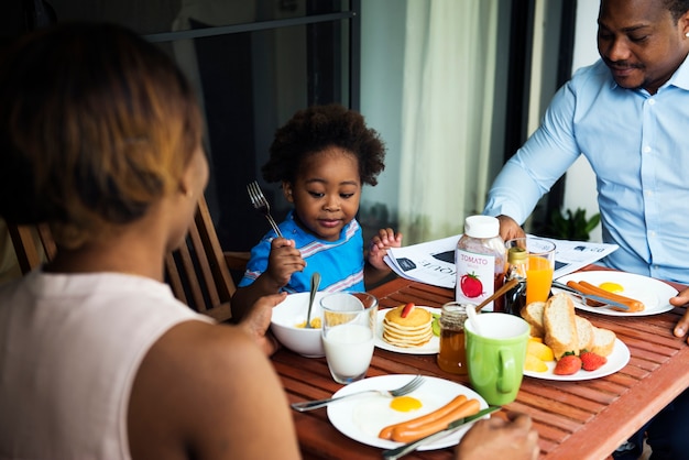 Zwarte familie die samen ontbijt heeft