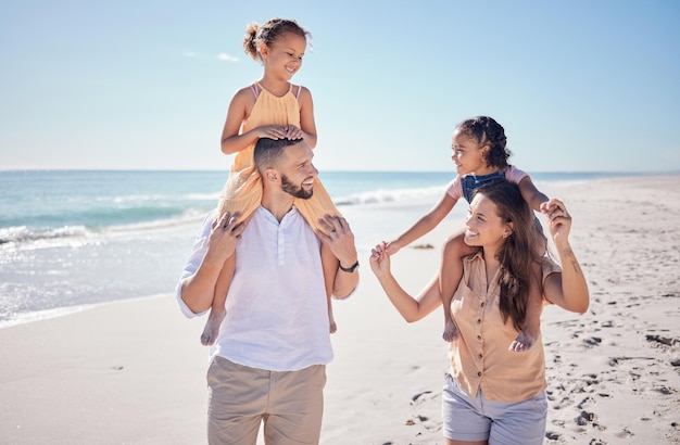 Zwarte familie gelukkig en strand zomervakantie met quality time met kinderen aan zee Geluk van moeder man en kinderen met een glimlach samen wandelen door de golven van het oceaanwater en de blauwe lucht