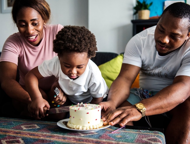 Zwarte familie snijden verjaardagstaart