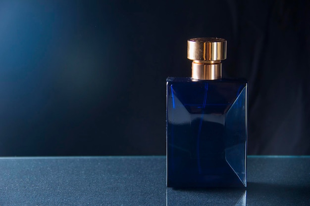 Zwarte fles herenparfum op een donkere achtergrond