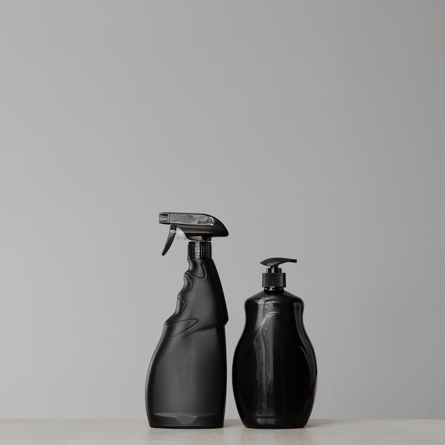 Zwarte flessen met afwasmiddeldispenser en vetverwijderingsspray