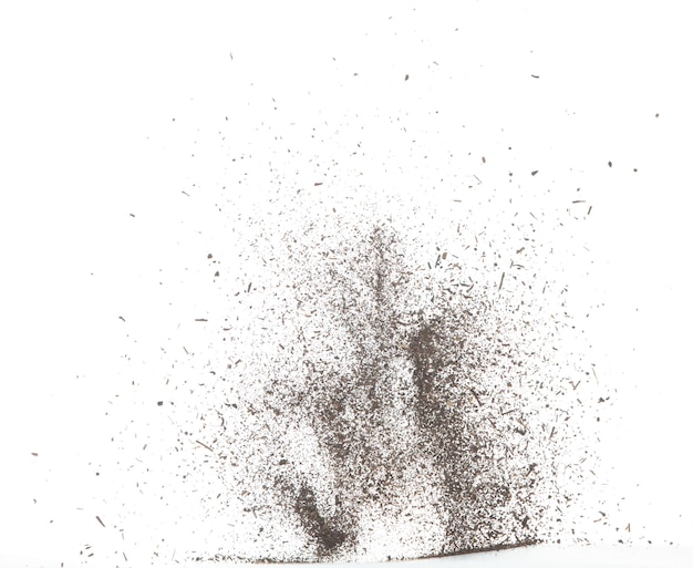 Foto zwarte gedroogde bladeren tea exploderen kleine fijne grootte thee blad vliegende explosie abstracte wolk vliegen