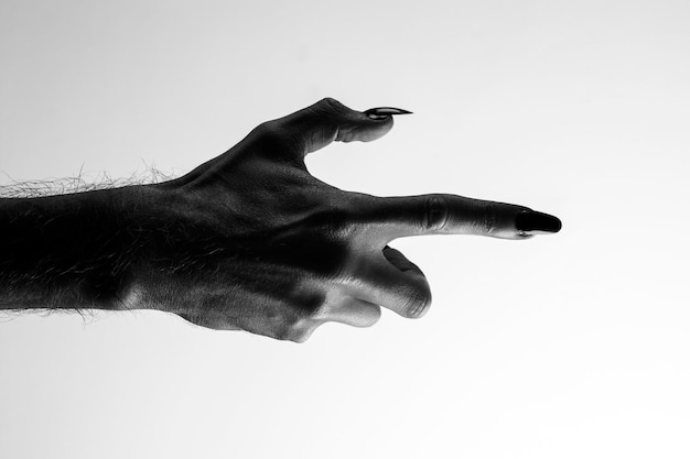 Zwarte griezelige halloween-monsterhand met lange nagels
