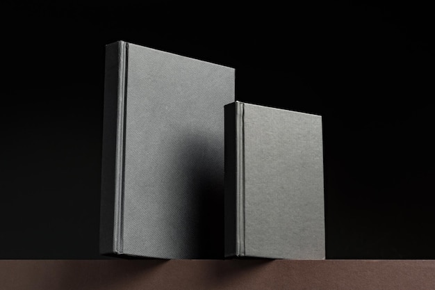 Foto zwarte hardcover boek of notepad mock-up op zwarte achtergrond