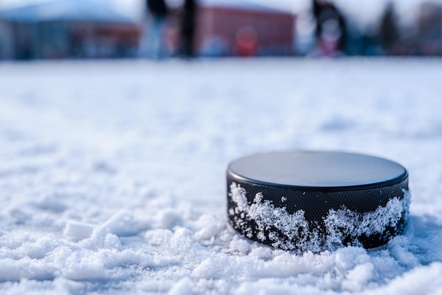 Zwarte hockeypuck ligt op ijs in het stadion