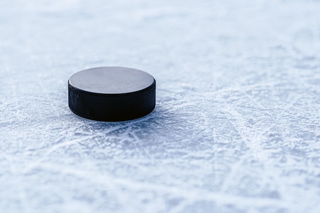 Zwarte hockeypuck ligt op ijs in het stadion