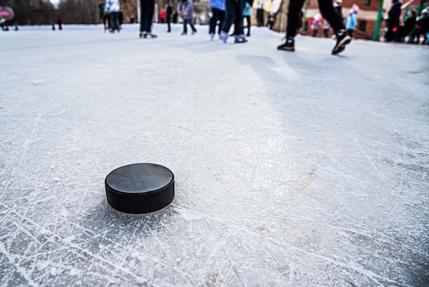 Zwarte hockeypuck ligt op ijs in het stadion