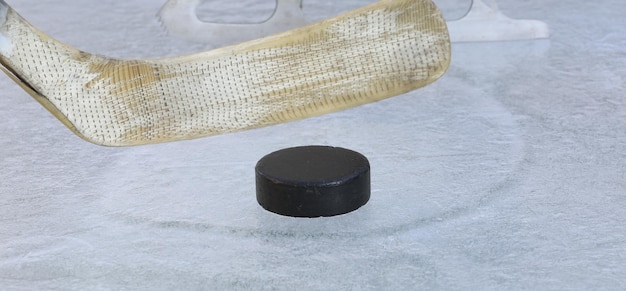 Foto zwarte hockeypuck op ijs