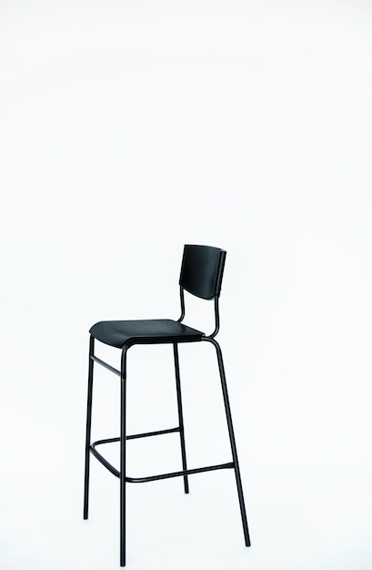 Zwarte hoge barkruk op een witte achtergrond Een modern model Comfortabel meubilair voor een bar of restaurant