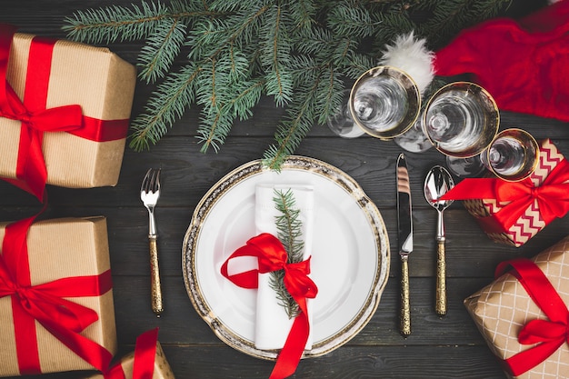 Zwarte houten tafel met stijlvolle kersttafels