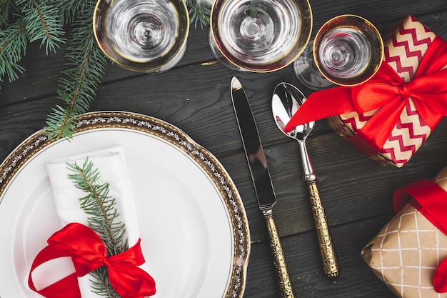 Zwarte houten tafel met stijlvolle kersttafels