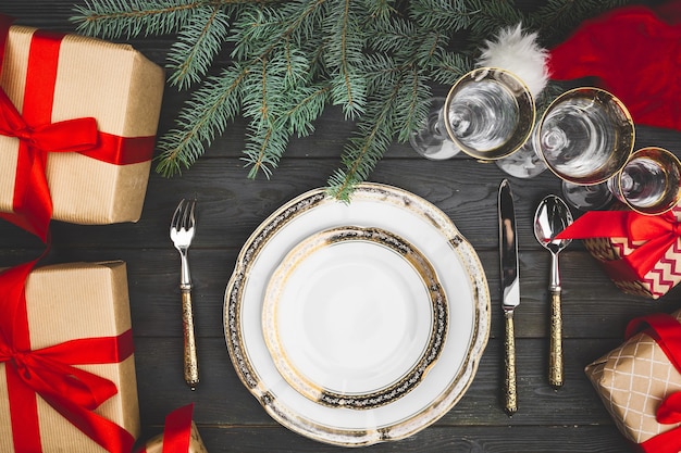 Zwarte houten tafel met stijlvolle kersttafelsetting