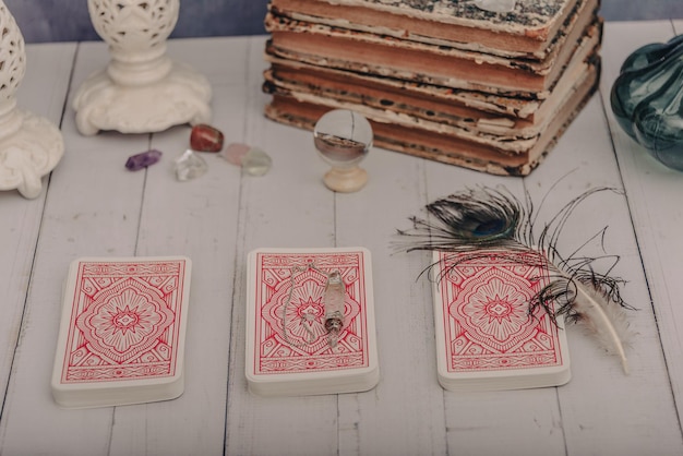 Zwarte kaars en oude tarotkaarten op houten planken Halloween en waarzeggerij concept Mystieke achtergrond met occulte en magische objecten op heks tafel
