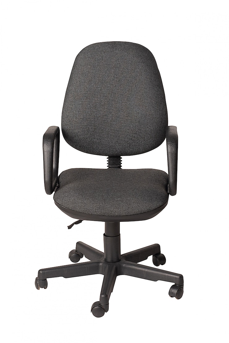Foto zwarte kantoor fauteuil geïsoleerd op wit