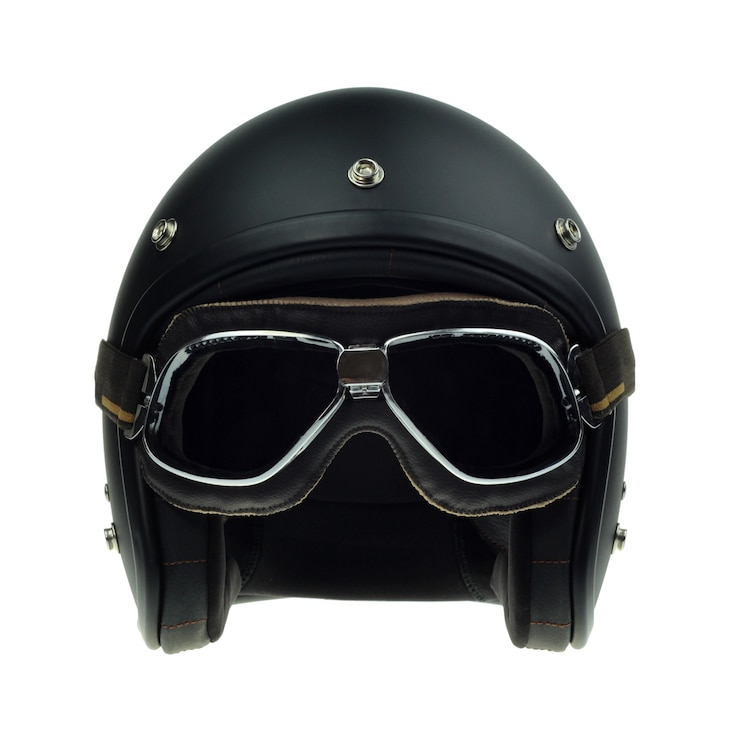Foto zwarte klassieke motorhelm en bril