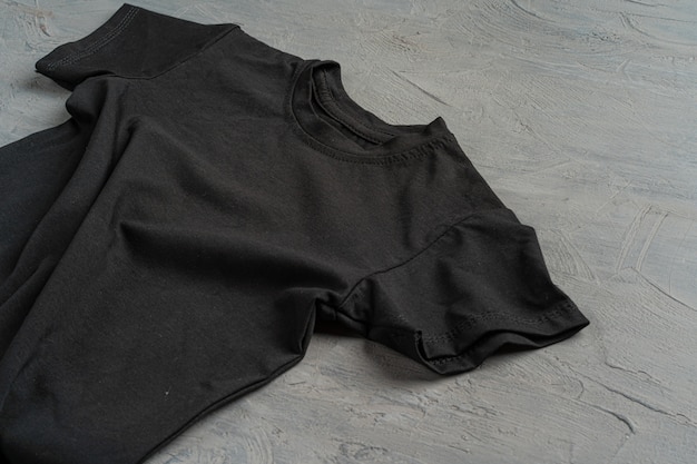 Zwarte kleur effen t-shirt met kopie ruimte close-up