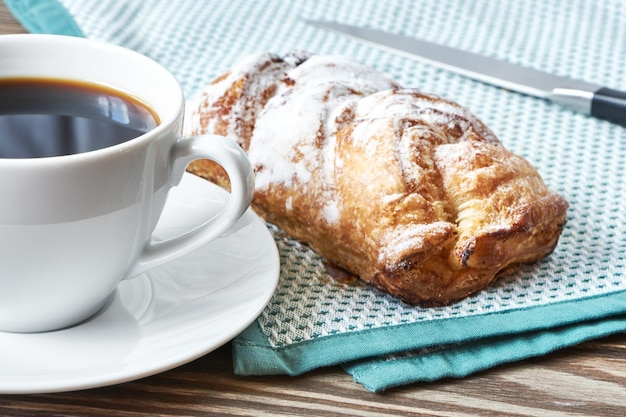 Zwarte koffie en brioche