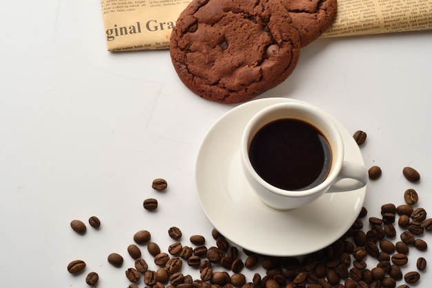 Zwarte koffie en chocoladekoekjes